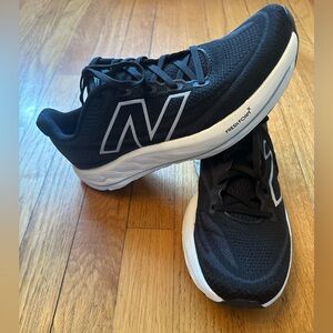 New Balance running shoe - W 9.5 - like new - Fresh Foam X Vongo v6 - black